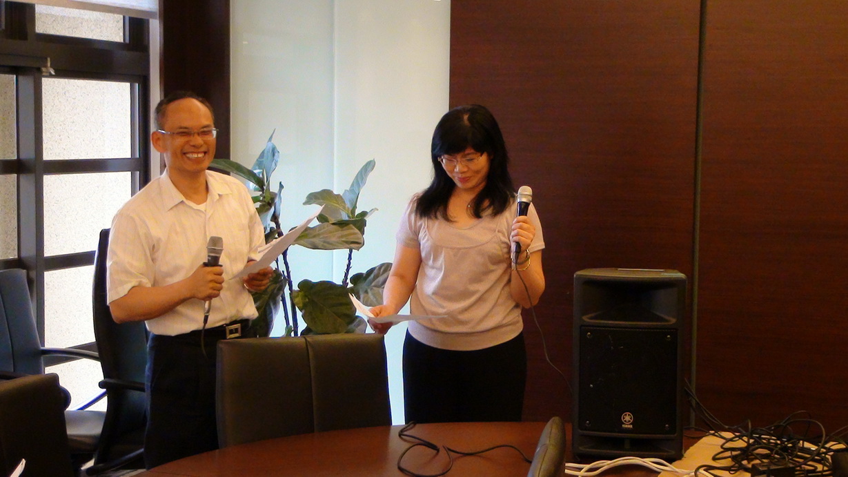 分組上台驗收時間 - 吳富祥副主任委員（圖左）與游月霞理事（圖右）進行合唱