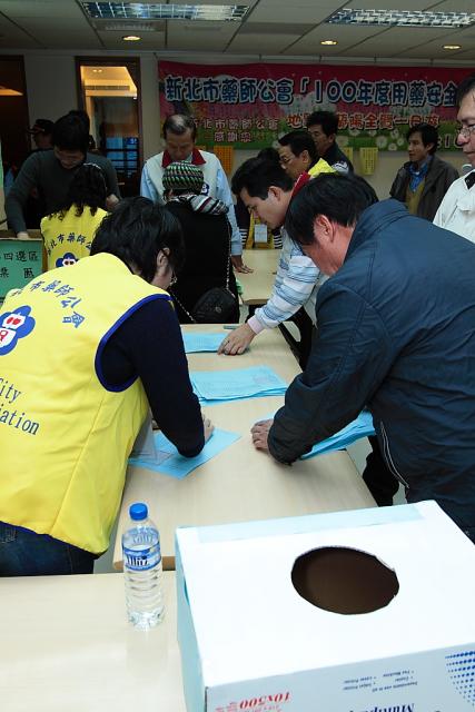 依分區指派選務人員檢查選票是否為有效票（圖為第三選區）