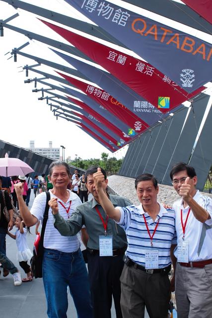 （圖左起）許炳昌總幹事與張家財組長、杜介星副主任委員及陳隨錦藥師於蘭陽博物館前合照留念