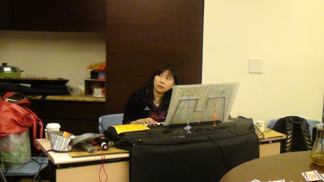 吳舜華老師專心的看彈著電子琴