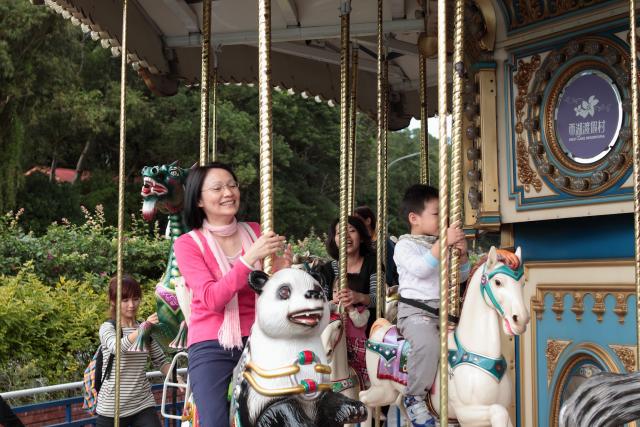 會員們在園區內乘坐各種遊樂設施