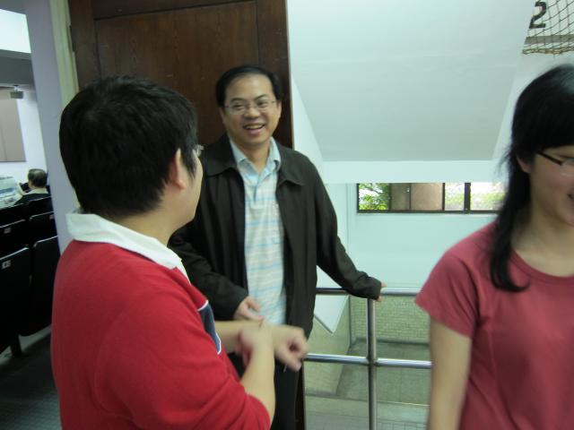 本日課程的第四位講師為亞東紀念醫院藥劑部江宏彬總藥師，江藥師演講的主題為「藥物品質與庫存管理」